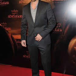 Robert Pattinson con traje oscuro y camisa gris