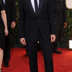 Robert Pattinson con un traje negro con corbata negra y camisa blanca