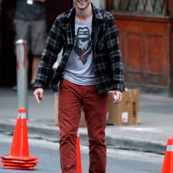 Robert Pattinson con una camisa de cuadros y pantalón rojo
