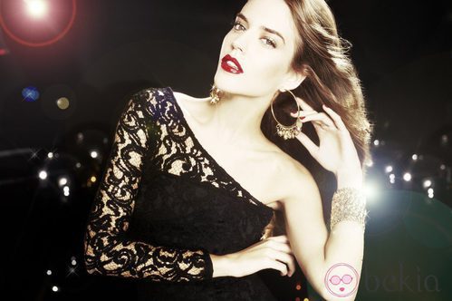 Clara Alonso posa con un vestido negro de encaje de la colección 'Night' de Blanco