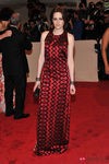 Kristen Stewart con vestido largo rojo y cuello redondo