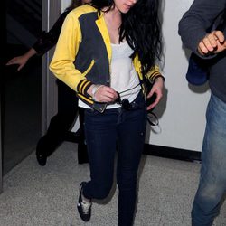 Kristen Stewart con jeans y chaqueta bomber