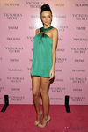 Miranda Kerr con minivestido joya verde