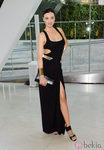 Miranda Kerr con un vestido largo negro asimétrico