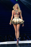 Devon Windsor en el desfile Victoria's Secret Fashion Show 2017 en Shanghai