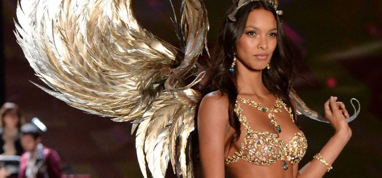 Lais Ribeiro con el Fantasy Bra en el desfile Victoria's Secret Fashion Show 2017 en Shanghai