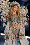 Martha Hunt en el desfile Victoria's Secret Fashion Show 2017 en Shanghai