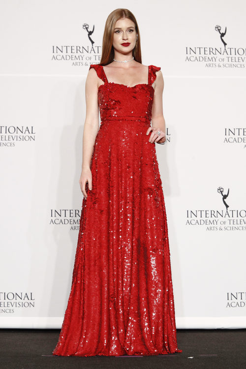 Marina Ruy Barbosa con un estiloso vestido rojo de lentejuelas en los International Emmy Awards