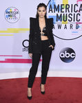 Hailee Steinfeld con un dos piezas futurista en los American Music Awards 2017