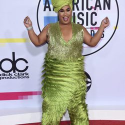 Patrick Starr con un mono verde de flecos en los American Music Awards 2017