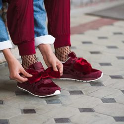 Deportivas burdeos de Blancanieves de la colección 'Asicstiger x Disney'
