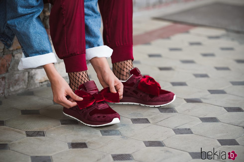 Deportivas burdeos de Blancanieves de la colección 'Asicstiger x Disney'
