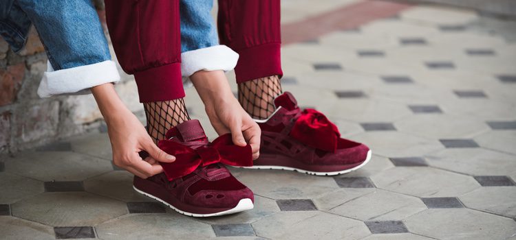 Deportivas burdeos de Blancanieves de la colección 'Asicstiger x Disney'