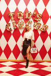 Barbara Palvin posando con bolso de la colección Tod's Circus en la presentación de la colección cápsula en Tokio