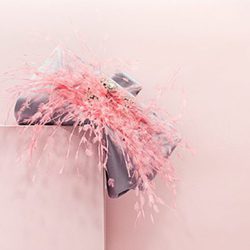 Clutch gris de Roger Vivier de la colección especial de Navidad 2017/2018