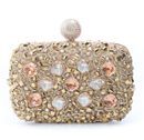 Clutch dorado de Roger Vivier de la colección especial de Navidad 2017/2018