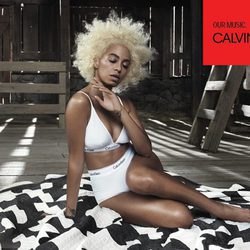 Solange posando con sujetador blanco de la campaña "Our Family. #MYCALVINS."