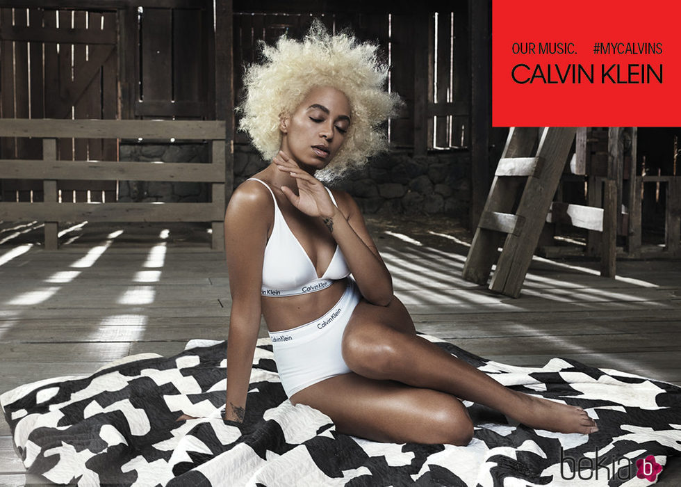 Solange posando con sujetador blanco de la campaña 
