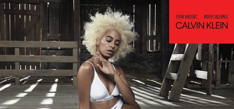 Solange posando con sujetador blanco de la campaña 'Our Family. #MYCALVINS.'