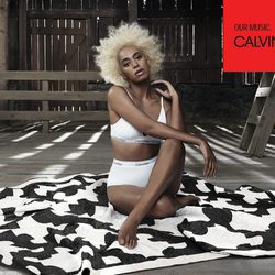 Solange con sujetador blanco de Calvin Klein de "Our Family. #MYCALVINS."