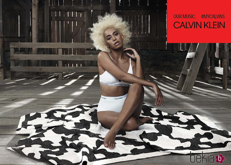 Solange con sujetador blanco de Calvin Klein de 