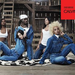 Solange, Kelela, Dev Hynes, Caroline Polachek y Adam Bainbridge posando para "Our Family. #MYCALVINS."