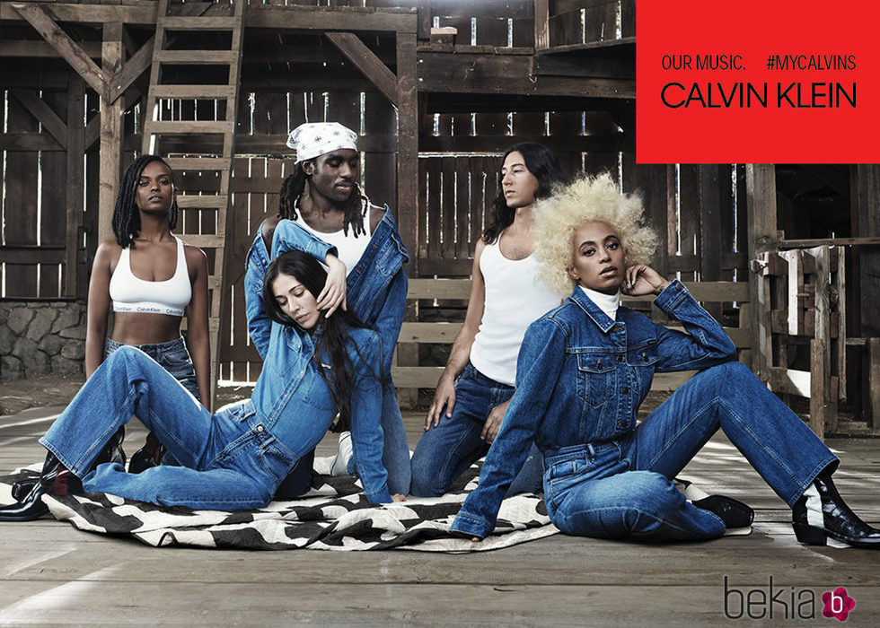 Solange, Kelela, Dev Hynes, Caroline Polachek y Adam Bainbridge posando para 