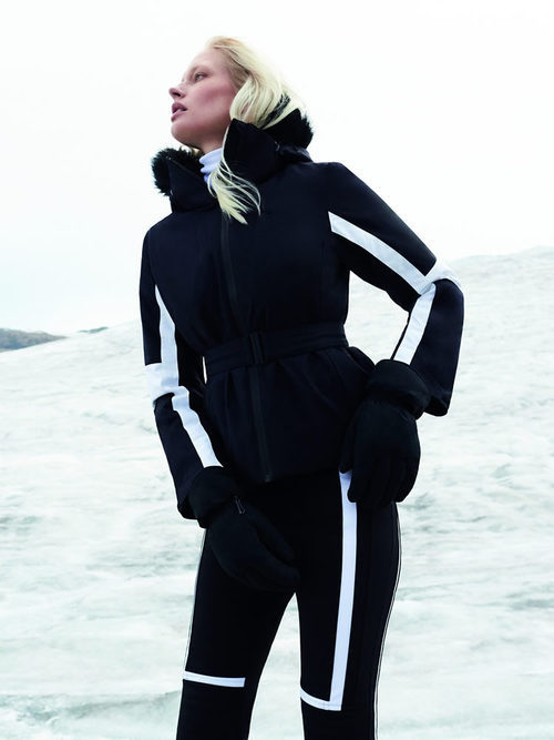 Modelo posando con chaqueta y pantalón de la colección 'Ski FW17' de Oysho