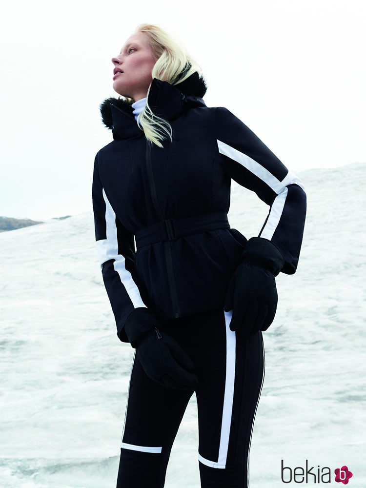 Modelo posando con chaqueta y pantalón de la colección 'Ski FW17' de Oysho