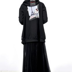 Sudadera negra de la colección de Hello Kitty diseñada por Pinko