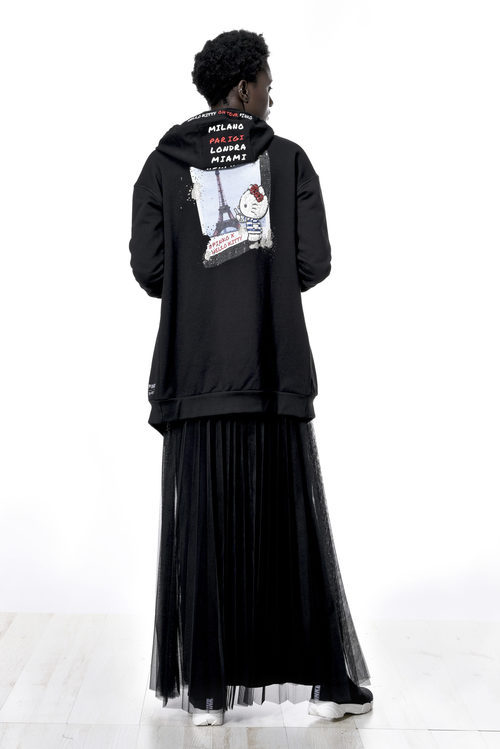 Sudadera negra de la colección de Hello Kitty diseñada por Pinko