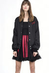 Bomber negra de la colección de Hello Kitty diseñada por Pinko