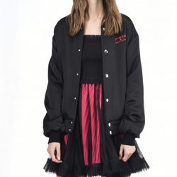 Bomber negra de la colección de Hello Kitty diseñada por Pinko