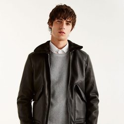 Modelo posando con cazadora aviador de la colección 'Partying' de Pull&Bear