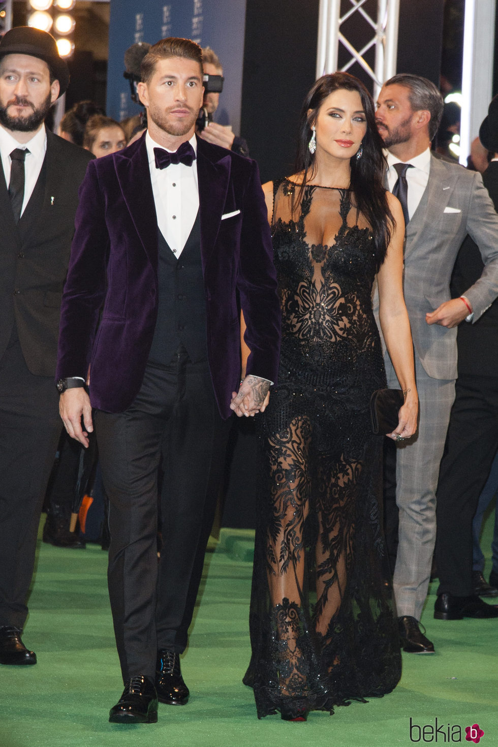 Pilar Rubio con un vestido negro acompañada de Sergio Ramos en la gala The Best de la FIFA