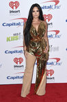 Demi Lovato con un mono asimétrico en Jingle Ball en California