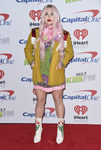 Kesha con una combinación de tejidos y estampados en el Jingle Ball de California