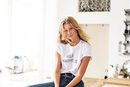 Toni Garrn con camiseta de 'Girl Empower' colaborando con Vestiaire Collective