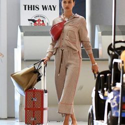 Irina Shayk con un estilo pijamero por la terminal del aeropuerto de Miami