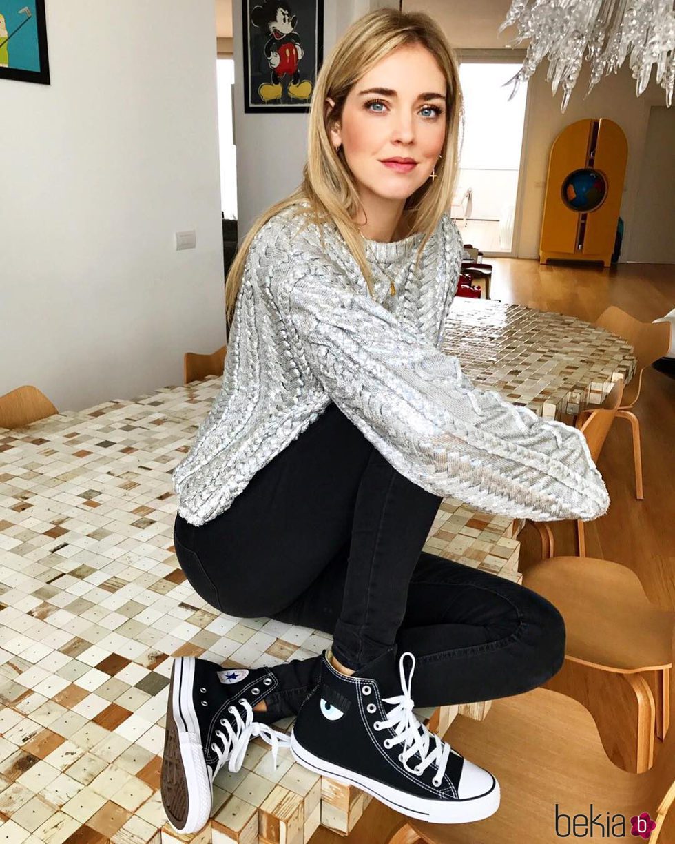 Chiara Ferragni luciendo su propia colección de zapatillas Converse