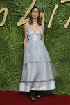 Alexa Chung con un vestido azul en los premios British Fashion 2017 en Londres