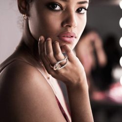 Malaika Firth posando con anillo doble Lifelong de la colección 'Día de San Valentín 2018' de Swarovski