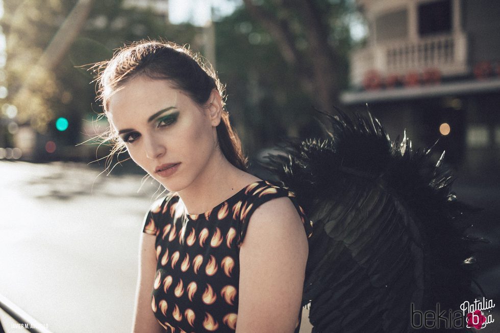 Modelo posando con vestido negro de llamas de la colección 'Fuego' de Natalia de Lara