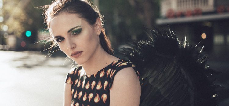 Modelo posando con vestido negro de llamas de la colección 'Fuego' de Natalia de Lara