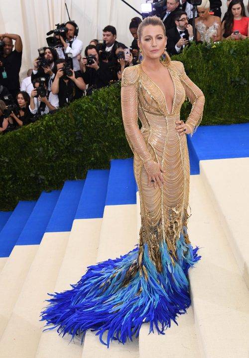 Blake Lively luciendo un vestido de Atelier Versace en la Gala EMT 2017