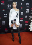 Hailey Baldwin con botas XXL en la gala Jingle Ball