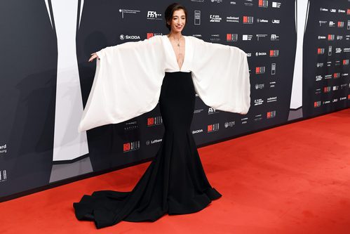Nadja Ali con conjunto bicolor en los Premios de la Academia del Cine Europeo 2017 celebrados en Berlín