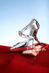 Tacón plateado inspirado en Star Wars y diseñado por Christian Louboutin en colaboración con Disney