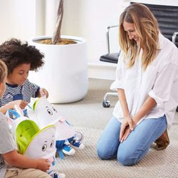 Sarah Jessica Parker posando con dos niños con las mochilas 'Ebbit' de su colección para Gap Kids
