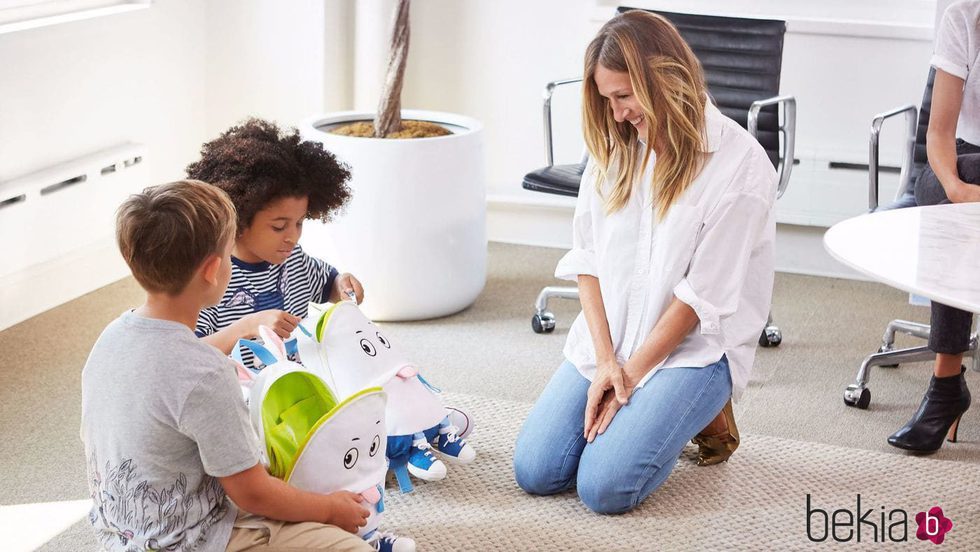 Sarah Jessica Parker posando con dos niños con las mochilas 'Ebbit' de su colección para Gap Kids